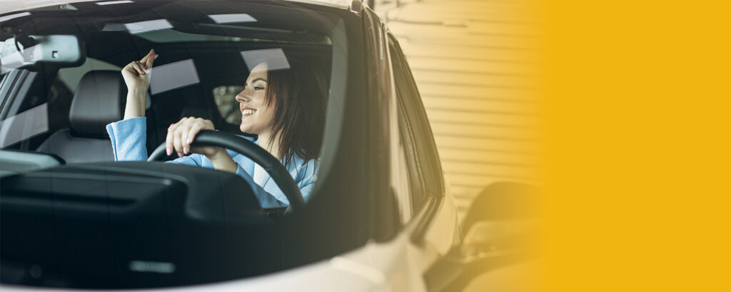 Chica dentro de un coche