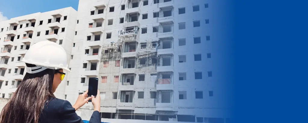 Chica haciendo una foto a un edificio en construcción