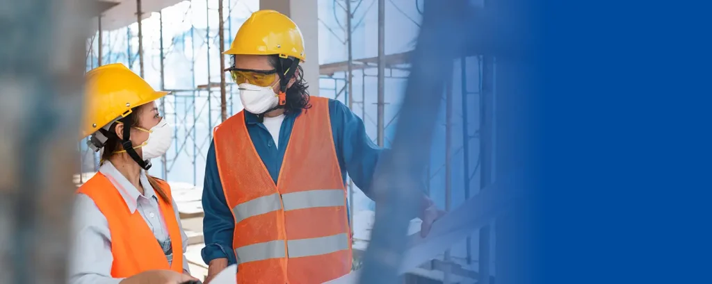 Compañeros de trabajo, trabajando en la construcción